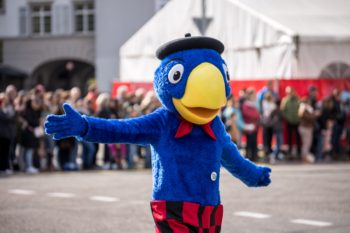 Globi geniesst seinen Auftritt in St. Gallen.