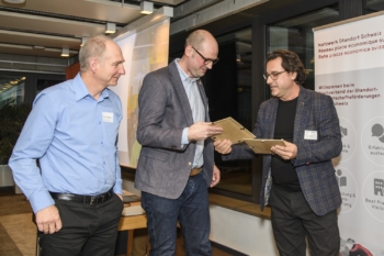 Christian Widmer und Christoph Kauz bei der Verleihung des Awards von Standort Netzwerk Schweiz