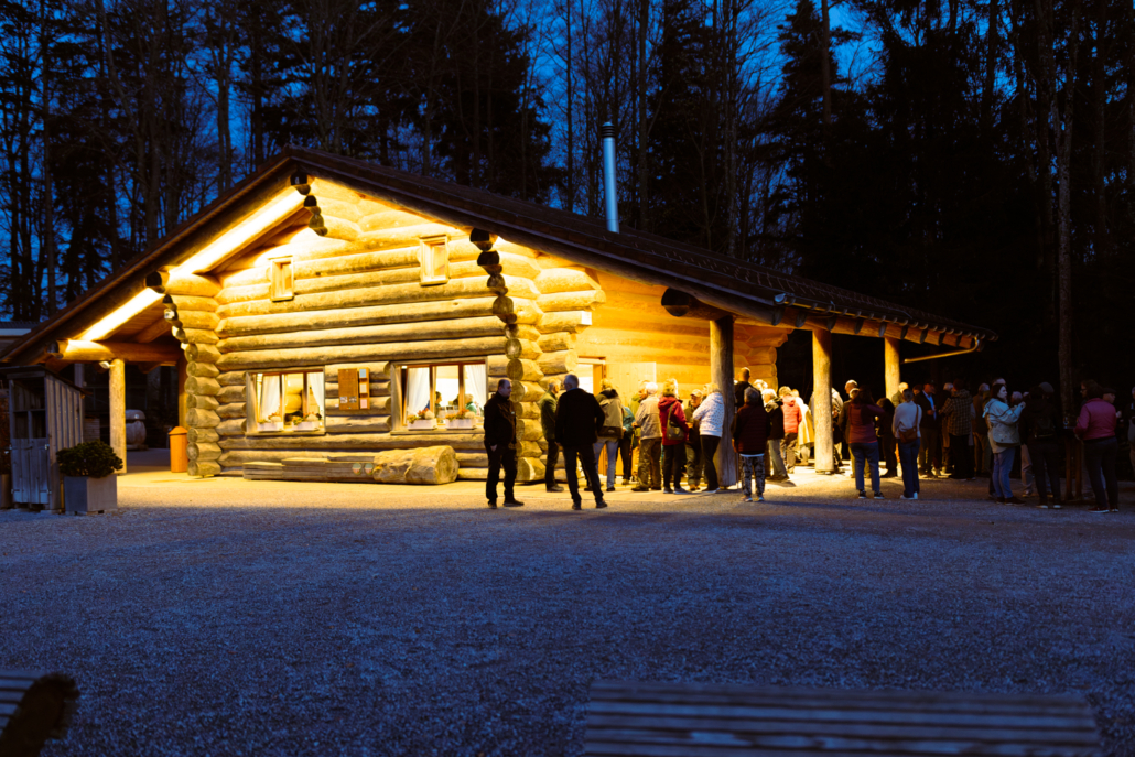 Apéro vor dem Blockhaus des Baumwipfelpfads in Mogelsberg