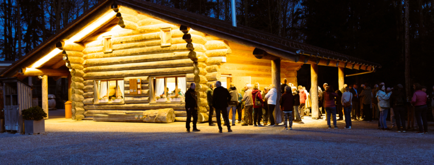 Apéro vor dem Blockhaus des Baumwipfelpfads in Mogelsberg
