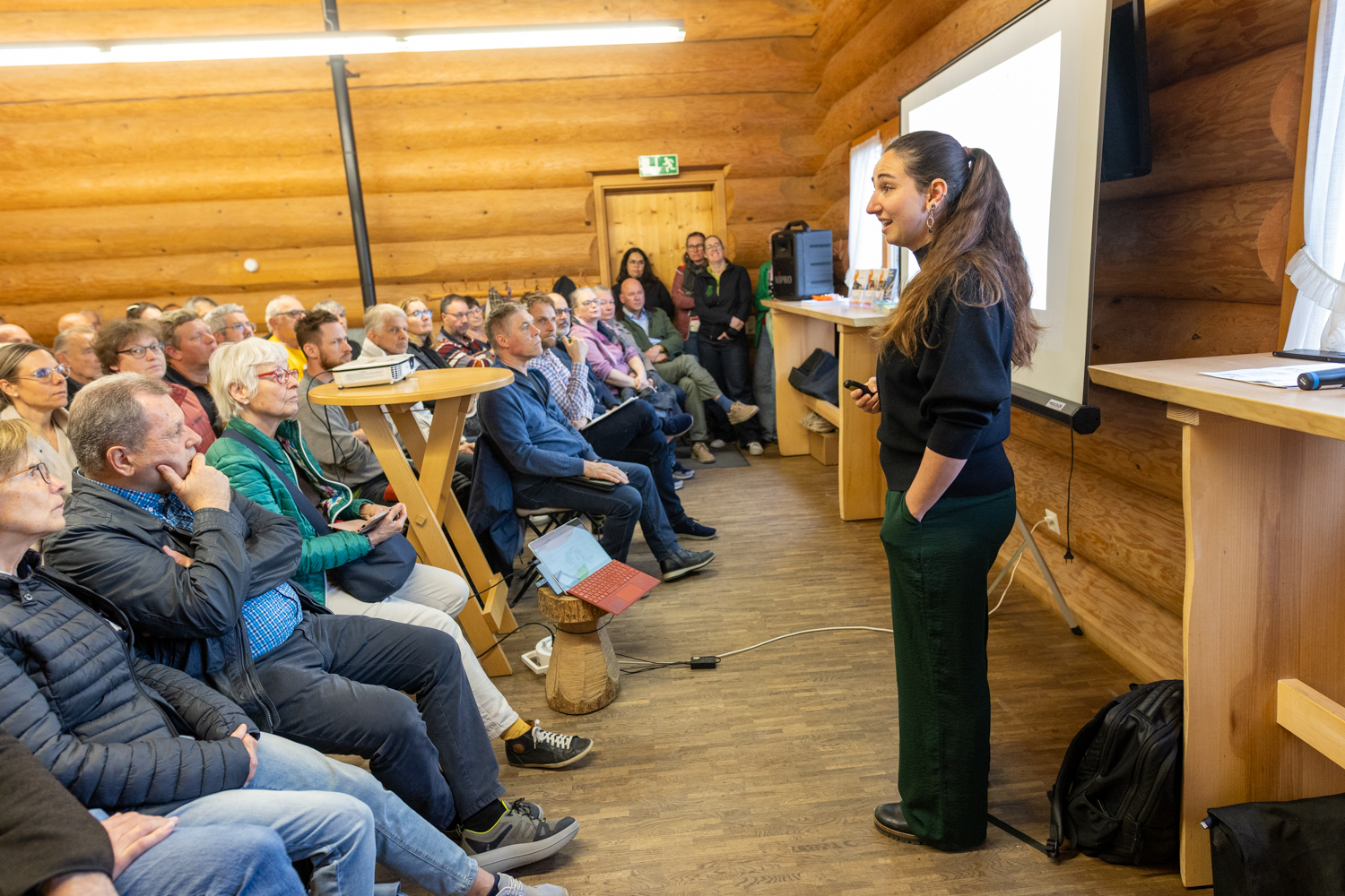 Patrizia Egloff referiert im Blockhaus des Baumwipfelpfads Mogelsberg über Gebäudemodernisierungen.