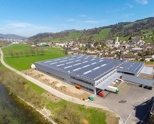 Industrieflachdach mit grosser Photovoltaik Anlage