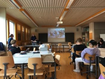 Christoph Kauz stellt einer Klasse mit Lernenden das energietal toggenburg vor.