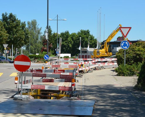 Baustelle auf einer Hauptstrasse mit Kreisel