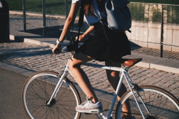 Frau fährt auf dem Velo zur Arbeit