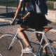 Frau fährt auf dem Velo zur Arbeit
