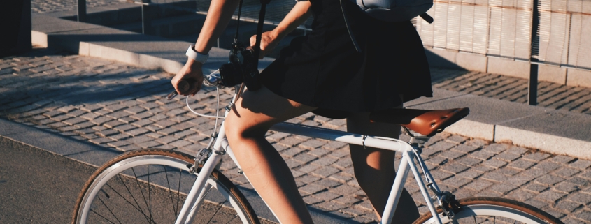 Frau fährt auf dem Velo zur Arbeit