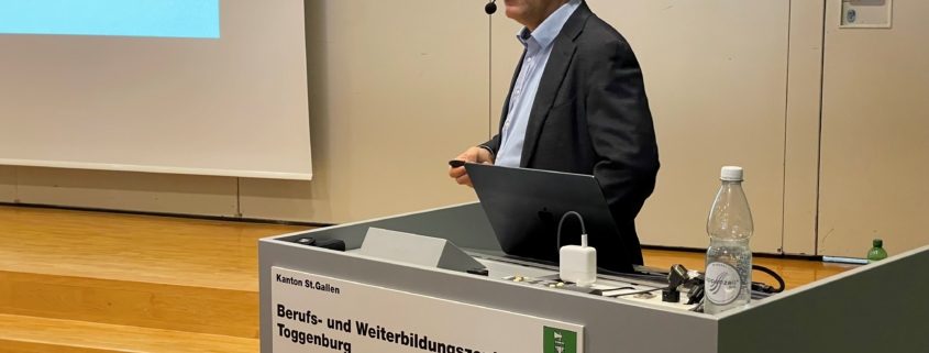Nationalrat Roger Nordmann bei seinem Vortrag in Wattwil