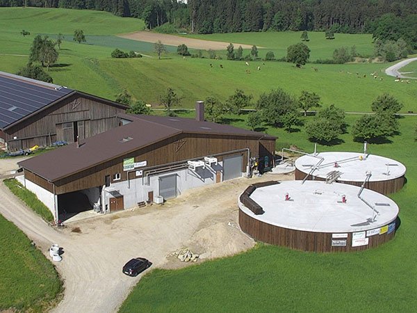 Biogasanalge mit Scheune aus der Luft