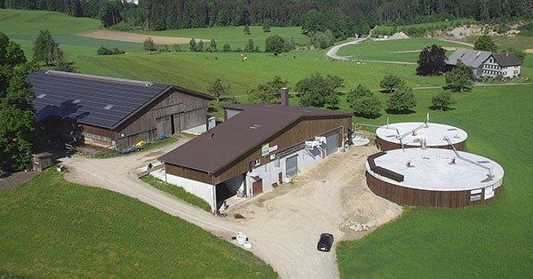 Biogasanlage mit Scheune aus der Luft
