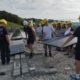 Jugendliche helfen mit, eine Solaranlage auf dem Schulhausdach zu installieren