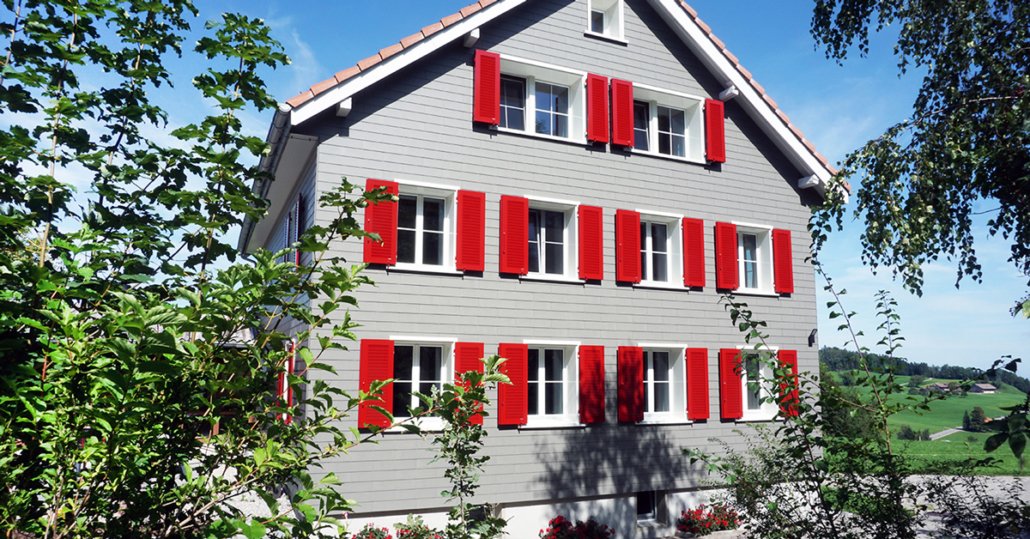 Einfamilienhaus mit roten Fensterläden