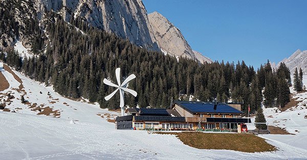Bergrestaurant mit Windrad und PV-Anlage