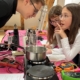 Interessierte junge Mädchen sprechen mit einem Forscher über Technik