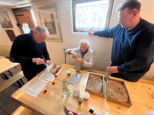 Ansetzen der Flaschenpilze am Kurs in Bazenheid