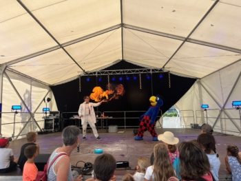 Globi und Atlant Bieri bei der Globishow am Wattwiler Fest 2024.