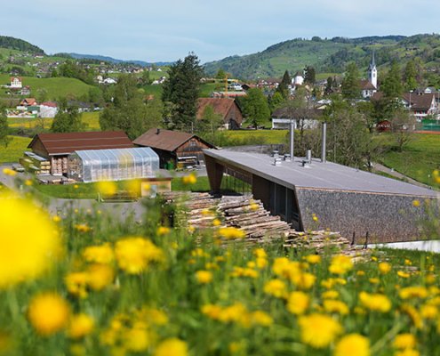 Fernwärme Anlage hinter Wiese