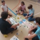 Kinder absolvieren mit Bee Bots einen Parcours