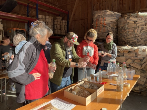 Am Pilzkurs in Nesslau wurden Flaschenpilze angesetzt.