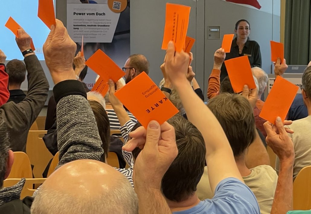 Erhobene Stimmkarten an der Hauptversammlung