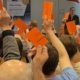 Erhobene Stimmkarten an der Hauptversammlung