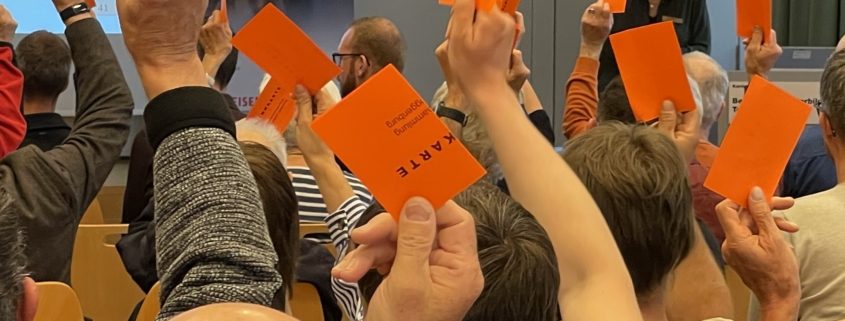 Erhobene Stimmkarten an der Hauptversammlung