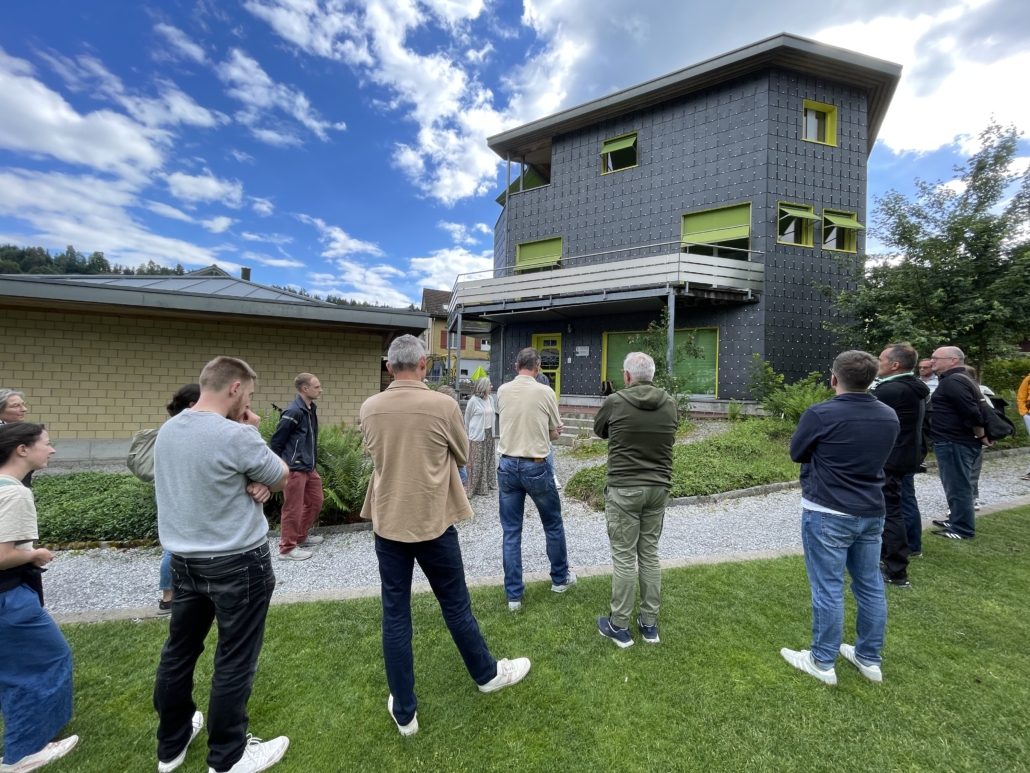 Besichtigung des Wohnhauses von Monika Mutti-Schaltegger in Mosnang