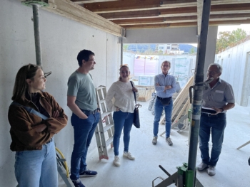 Vertreterinnen und Vertreter der zukünftigen Nutzer besuchen die Baustelle des Werkraums Holz&Energie in Wattwil