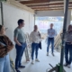 Vertreterinnen und Vertreter der zukünftigen Nutzer besuchen die Baustelle des Werkraums Holz&Energie in Wattwil