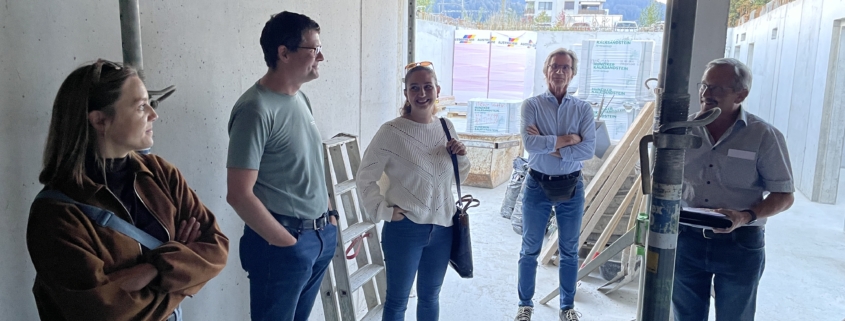 Vertreterinnen und Vertreter der zukünftigen Nutzer besuchen die Baustelle des Werkraums Holz&Energie in Wattwil