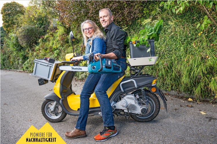 Martina Köbel und Christian Lehmann auf einem Elektroroller