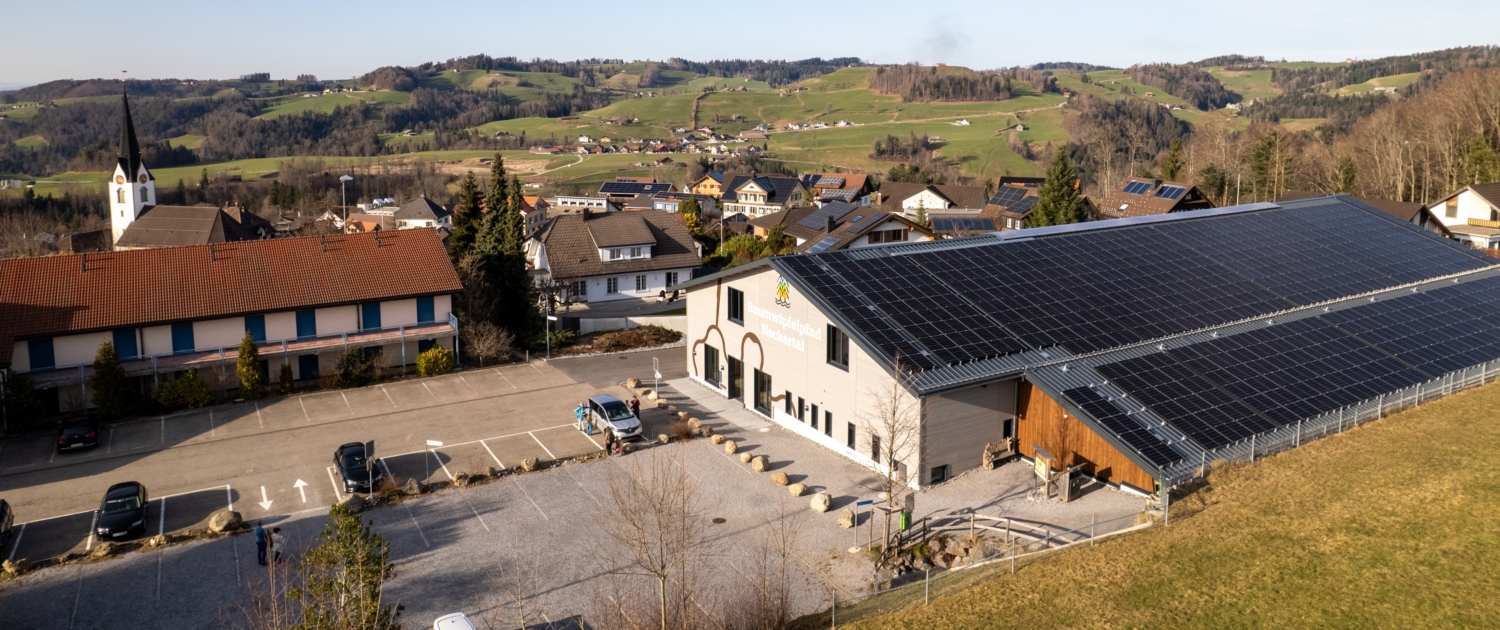 LEG-Baumwipfelpfad Bilder der Parkgarage des Baumwipfelpfads in Mogelsberg mit eine grossen PV-Anlage auf dem Dach