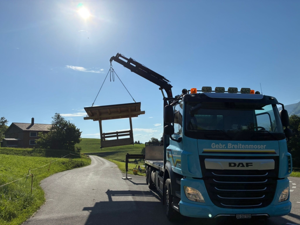 Montage eines Mitfahrbänkli in der Gemeinde Wildhaus-Alt St.Johann