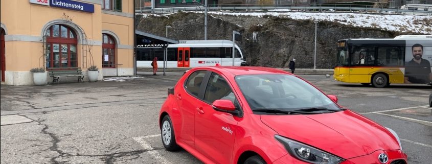 Rotex Mobility-Fahrzeug steht auf dem Parkplatz beim Bahnhof Lichtensteig