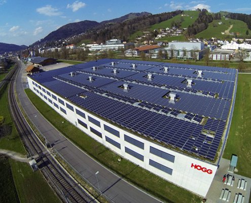 Grosse Photovoltaik Anlage auf einem Industrieflachdach