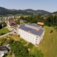 Schulanlage Risi in Wattwil mit grosser PV-Anlage, im Hintergrund das Dorf Wattwil