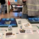 Tisch mit Spielbrettern und Tablets
