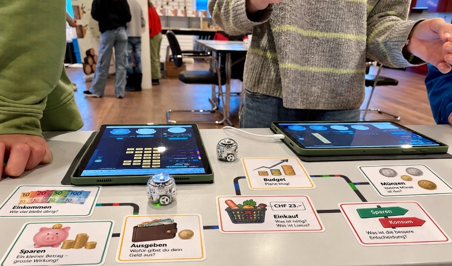 Tisch mit Spielbrettern und Tablets