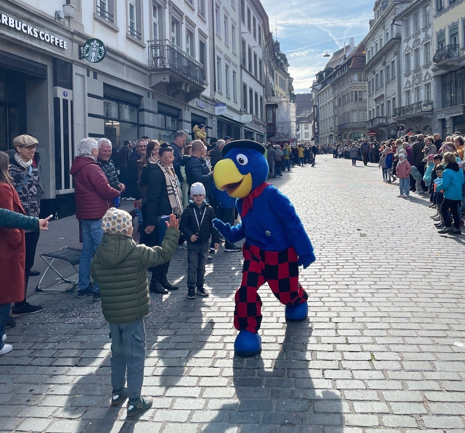 Globi begrüsst am Olma-Umzug Kinder.