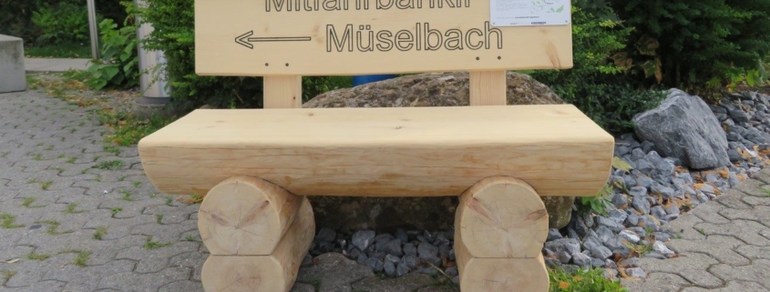 Mitfahrbänkli aus Holz in Müselbach