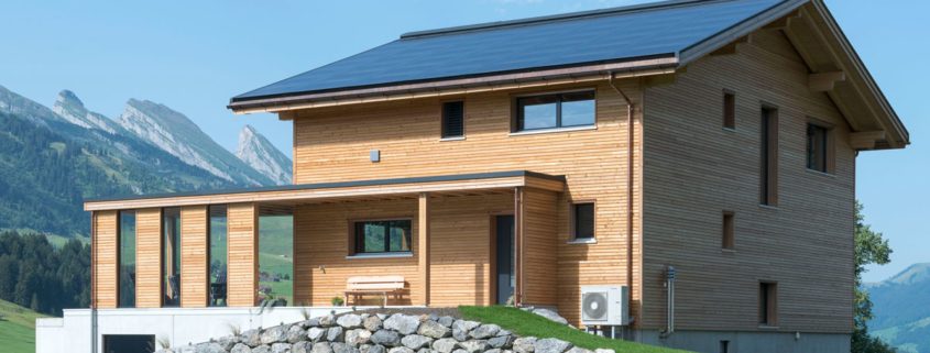 Einfamilienhaus mit Solaranlage und Holzfassade