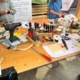 Zwei Knaben bauen Solarbäume
