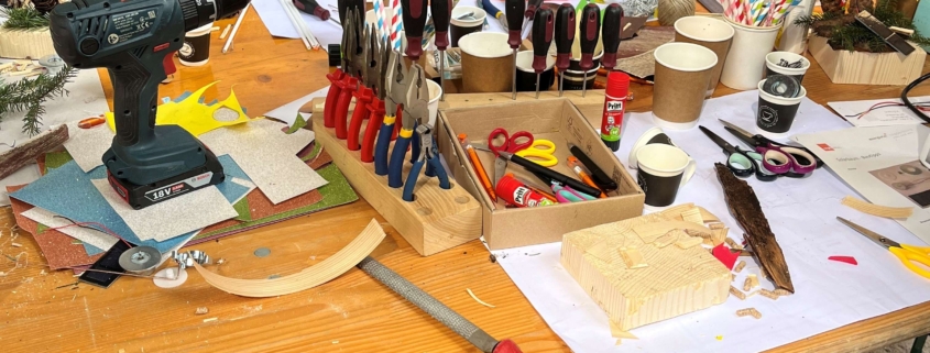 Zwei Knaben bauen Solarbäume