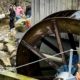 Wasserrad am Hagtobelbach mit einer Schulklasse, die experimentiert