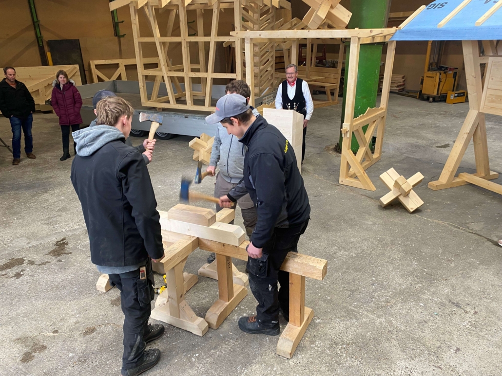 Zimmermann-Lernende zeigen am Spatenstich des Werkraums Holz&Energie ihr Handwerk