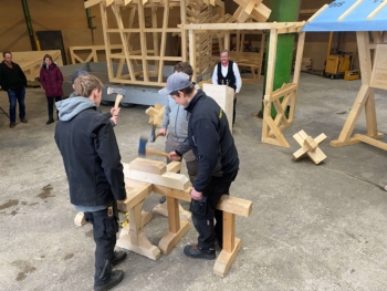 Zimmermann-Lernende zeigen am Spatenstich des Werkraums Holz&Energie ihr Handwerk