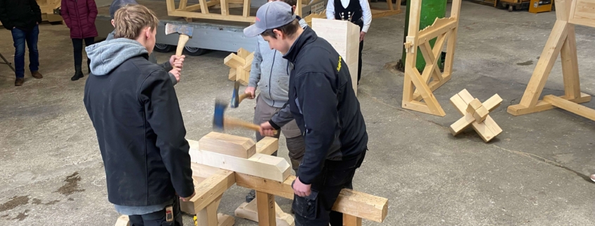 Zimmermann-Lernende zeigen am Spatenstich des Werkraums Holz&Energie ihr Handwerk