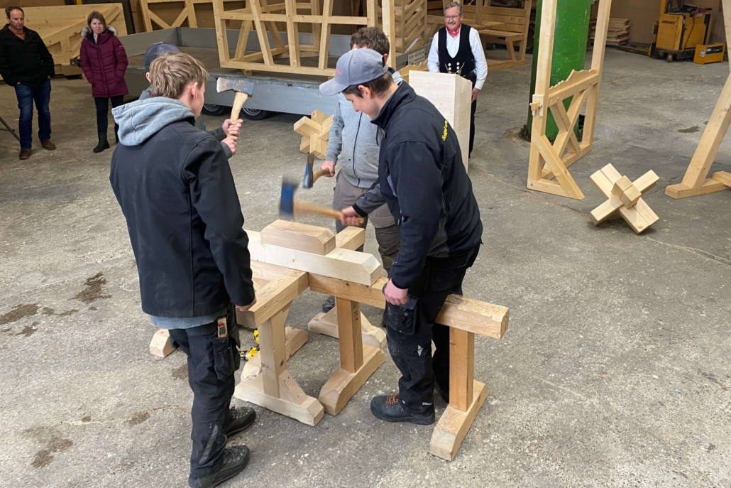 Zimmermann-Lernende zeigen am Spatenstich des Werkraums Holz&Energie ihr Handwerk