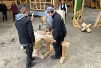 Zimmermann-Lernende zeigen am Spatenstich des Werkraums Holz&Energie ihr Handwerk