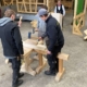 Zimmermann-Lernende zeigen am Spatenstich des Werkraums Holz&Energie ihr Handwerk